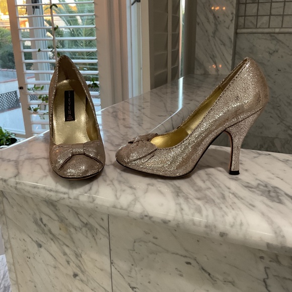 4” metallic women’s high heels. - Picture 4 of 7